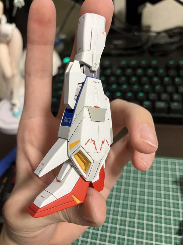 足もスジ彫りの追加してグレーの塗分けも追加しました!