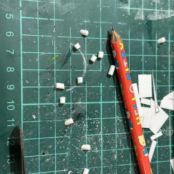 ツインバスターライフルの両手持ちのストレスを無くすべく手首角度をつけてみました。切ってはるだけなんですが中々大変でした。プラ棒の切断角度が合わないんですね。切り飛ばしたプラ棒が行方不明になど中々難儀でした。 オーバーパース用のパーツもプラ板を2枚づつ貼り付けライフルが連結しているような風にいじりました。 プラ棒の墓場がw（3枚目）