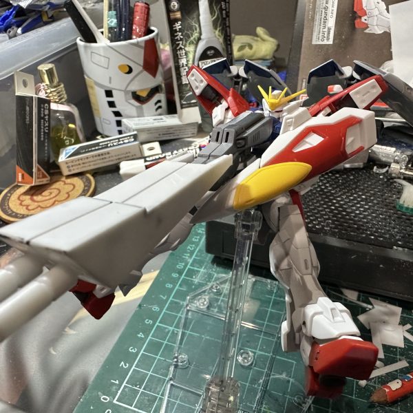 ツインバスターライフルの両手持ちのストレスを無くすべく手首角度をつけてみました。切ってはるだけなんですが中々大変でした。プラ棒の切断角度が合わないんですね。切り飛ばしたプラ棒が行方不明になど中々難儀でした。 オーバーパース用のパーツもプラ板を2枚づつ貼り付けライフルが連結しているような風にいじりました。 プラ棒の墓場がw（4枚目）