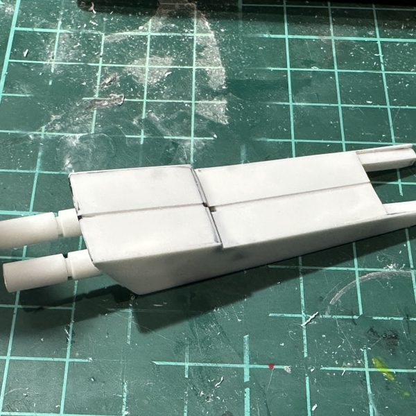 ツインバスターライフルの両手持ちのストレスを無くすべく手首角度をつけてみました。切ってはるだけなんですが中々大変でした。プラ棒の切断角度が合わないんですね。切り飛ばしたプラ棒が行方不明になど中々難儀でした。 オーバーパース用のパーツもプラ板を2枚づつ貼り付けライフルが連結しているような風にいじりました。 プラ棒の墓場がw（5枚目）