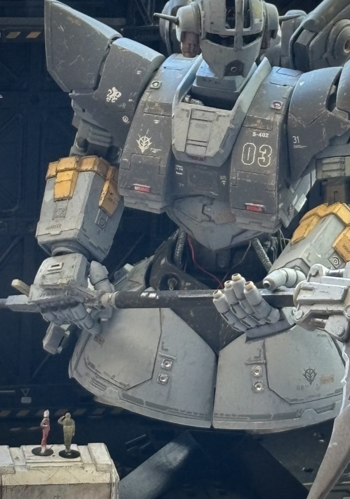 大佐「これがジオング3号機か。耳がついていないな、、、」ザイドス技術大尉「耳なんて飾りです。そんなことよりお偉いさんは、僕の給料を上げて欲しいです。」大佐「それは耳が痛いな。」