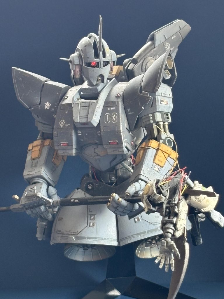 ガンダム・復讐のレクイエム異譚”脱走と追跡のサンバ”------------------------------------------【第2話　ケーニヒス・ジオング、墜つ】　ジオング3号機は、デギン公王の親衛隊”公国近衛MS連隊”に属し、ケーニヒス・ジオングと呼ばれた。連隊内ではその僚機ゲルググとともに公王の護衛を担当しつつ、副任務として他のジオングでも活用できる新装備の開発を担っていた。宇宙世紀0079年12月、両機は先行する公王の座乗艦グレートデギンへ合流するため、ゲル・ドル・バのランデブーポイントへ急いでいた。合流の目前、公王艦はソーラレイの照射に巻き込まれ撃沈し、公は崩御した。ア・バオア・クー近郊の岩礁に寄って塵と消えゆく戦局を見つめる両機は、絶望と怒りの中間で途方に暮れていた。「エーテルは静かです。通信はありません。」「少尉、無線もIFFも切れ。借りを返すぞ。」「イエス、ハイネス。ルウム以来大君にお仕え出来て本望でした。」「うむ、、、では行くぞ。」「はい。大尉もご武運を。エーテル・オーバー」両機は、ア・バオア・クーの秘密岩礁拠点M23-792を静かに離れる。そして地球連邦軍の主力の方向へと加速していった。出力差により両機の差はみるみる広がっていく。「艦長！右舷2時、所属不明機！高速通過。敵主力艦隊へ単騎で突っ込んでいきます。奴め、IFFを切ってやがる。」「あれはたしかジオングとかいう極秘機。。。各員、あれこそジオン最期のサムライ。その散華を目に焼き付けておけ。」雲霞のごとく押し寄せる地球連邦艦隊の中心へと突入したケーニヒス・ジオングは、反復攻撃で主力艦多数を撃沈、MSも相当数を撃破した。壮絶な戦闘の末、ケーニヒス・ジオングは僚機を見失い、戦闘宙域を抜け出した。そして、エネルギーチャージのためキシリア麾下の補給艦へ着艦した。艦内では小競り合いが起き、パイロット（ギレン隷下の公王親衛隊隊員）は逮捕されてしまう。補給艦は地球軌道をスイングバイで通過し、アバオアクーから月面グラナダ基地へと向かうこととなった。そして、地球圏に最も接近したその時に、地球連邦艦隊の強襲を受けた。補給艦は無下にも轟沈し、乗員、パイロット達もおそらく運命を共にしたとされる。轟沈の直前、ケーニヒス・ジオングはポッドに入れられ船外へ放出された。無人ポッドは地球周回軌道へ入り、姿勢制御しつつゆっくりと降下軌道へと入った。ケーニヒス・ジオングは、運命の歯車が回す地球というルーレットへ投げ込まれたのだ。 