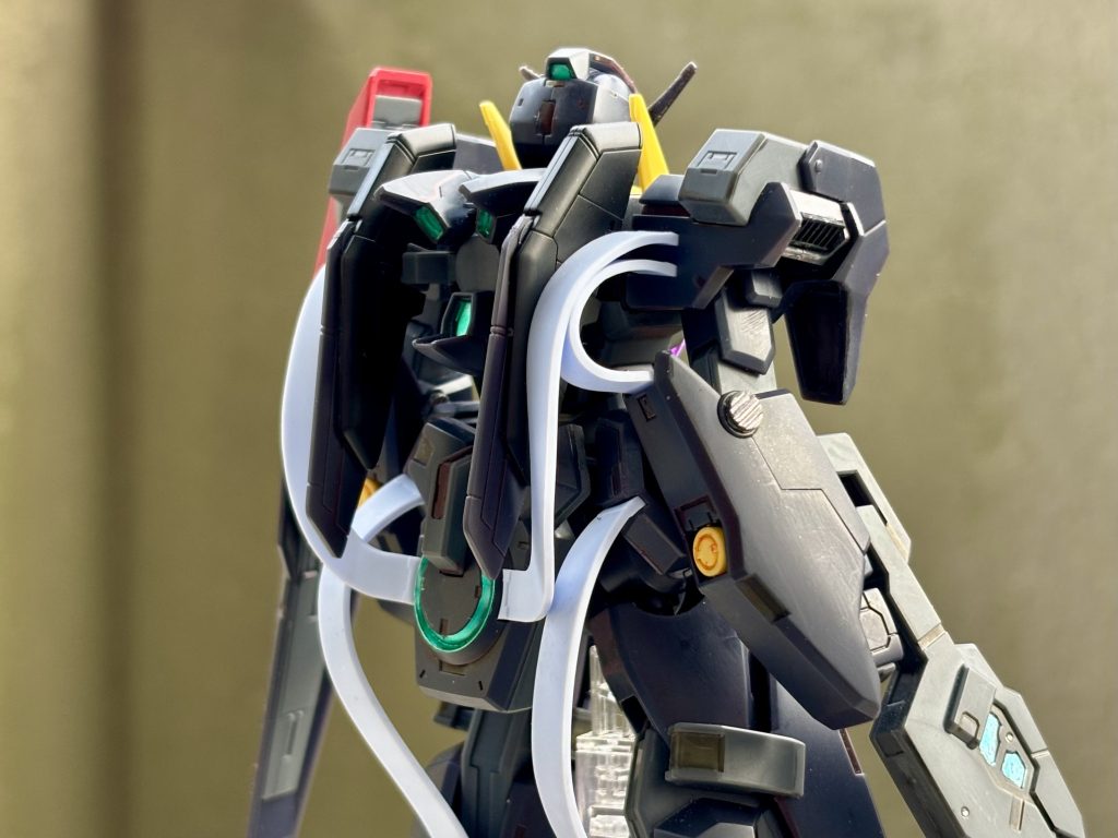 アンテナと黄色部分をシャープにして腕にはコトブキヤの丸モールド、肩には結束バンドを！お手軽ディテールアップです。😃