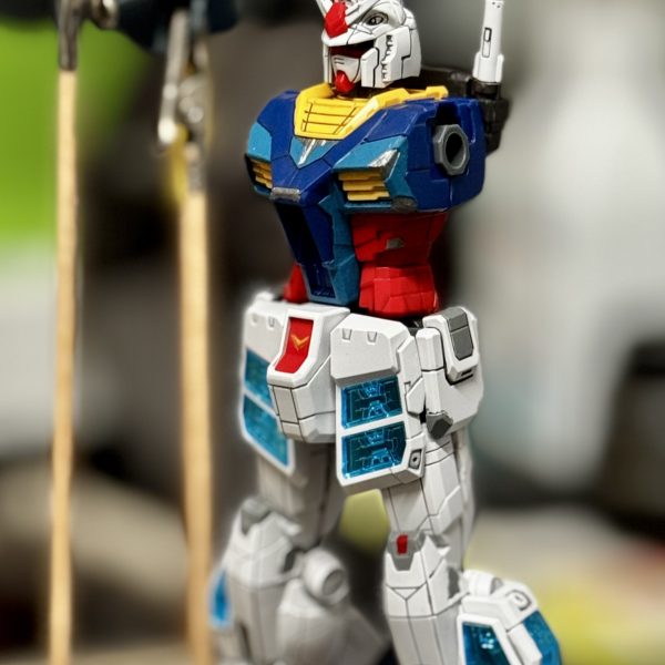 万博ガンダムを筆塗り部分塗装で制作中。パネルラインが多いので、前から思っていた「マイペットでシャバシャバにしたシタデルカラーで墨入れしたら水性ホビーカラーの上から拭き取れるのでは？」も実験してみました。結果は上々で、エナメルほど気持ちよく入ってはくれないものの、ある程度は毛細血管現象で入ってくれます。また、拭き取りは半乾きなら水に湿らせた綿棒でできます。乾いたあとならマイペット(1倍)を湿らせた綿棒で拭き取れました。水性ホビーカラーはちょっとマイペットで拭いたくらいでは塗膜が剥がれなさそうです。タンク？の金部分は面相筆で地道に…。あとはトップコートのみですが、うっかりメタリックシールもクリアパーツもつけてしまったので、どうしようか思案中です。グレー:水性ホビーカラー 艶消しグレーライトブルー: シタデルカラー サウザンドサンズブルー金: シタデルカラー リトリビュートアーマー黒、墨: シタデルカラー コルバスブラックフレーム: 水性ホビーカラー 焼鉄色ツインアイ: 水性ホビーカラー ジークアクスイエロー（2枚目）