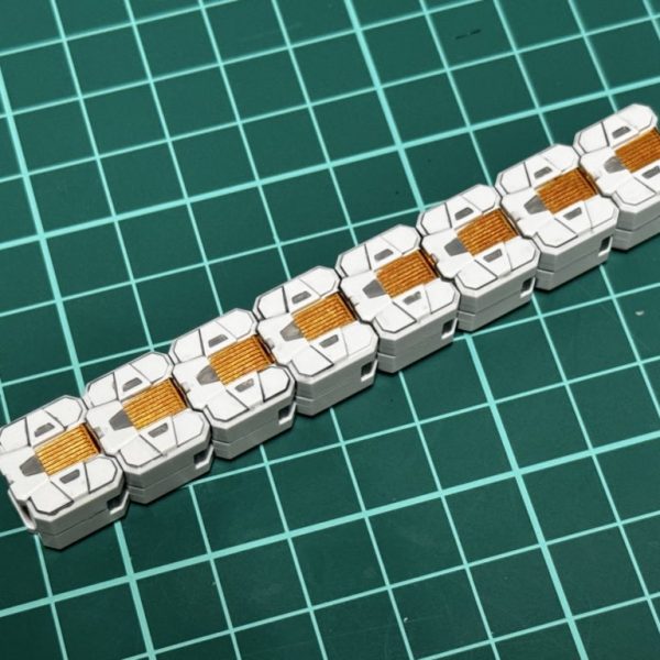 万博ガンダムを筆塗り部分塗装で制作中。パネルラインが多いので、前から思っていた「マイペットでシャバシャバにしたシタデルカラーで墨入れしたら水性ホビーカラーの上から拭き取れるのでは？」も実験してみました。結果は上々で、エナメルほど気持ちよく入ってはくれないものの、ある程度は毛細血管現象で入ってくれます。また、拭き取りは半乾きなら水に湿らせた綿棒でできます。乾いたあとならマイペット(1倍)を湿らせた綿棒で拭き取れました。水性ホビーカラーはちょっとマイペットで拭いたくらいでは塗膜が剥がれなさそうです。タンク？の金部分は面相筆で地道に…。あとはトップコートのみですが、うっかりメタリックシールもクリアパーツもつけてしまったので、どうしようか思案中です。グレー:水性ホビーカラー 艶消しグレーライトブルー: シタデルカラー サウザンドサンズブルー金: シタデルカラー リトリビュートアーマー黒、墨: シタデルカラー コルバスブラックフレーム: 水性ホビーカラー 焼鉄色ツインアイ: 水性ホビーカラー ジークアクスイエロー（3枚目）