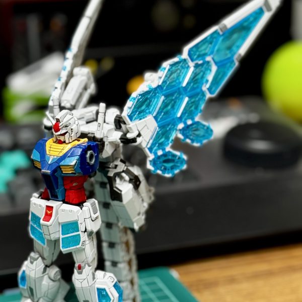 万博ガンダムを筆塗り部分塗装で制作中。パネルラインが多いので、前から思っていた「マイペットでシャバシャバにしたシタデルカラーで墨入れしたら水性ホビーカラーの上から拭き取れるのでは？」も実験してみました。結果は上々で、エナメルほど気持ちよく入ってはくれないものの、ある程度は毛細血管現象で入ってくれます。また、拭き取りは半乾きなら水に湿らせた綿棒でできます。乾いたあとならマイペット(1倍)を湿らせた綿棒で拭き取れました。水性ホビーカラーはちょっとマイペットで拭いたくらいでは塗膜が剥がれなさそうです。タンク？の金部分は面相筆で地道に…。あとはトップコートのみですが、うっかりメタリックシールもクリアパーツもつけてしまったので、どうしようか思案中です。グレー:水性ホビーカラー 艶消しグレーライトブルー: シタデルカラー サウザンドサンズブルー金: シタデルカラー リトリビュートアーマー黒、墨: シタデルカラー コルバスブラックフレーム: 水性ホビーカラー 焼鉄色ツインアイ: 水性ホビーカラー ジークアクスイエロー（4枚目）