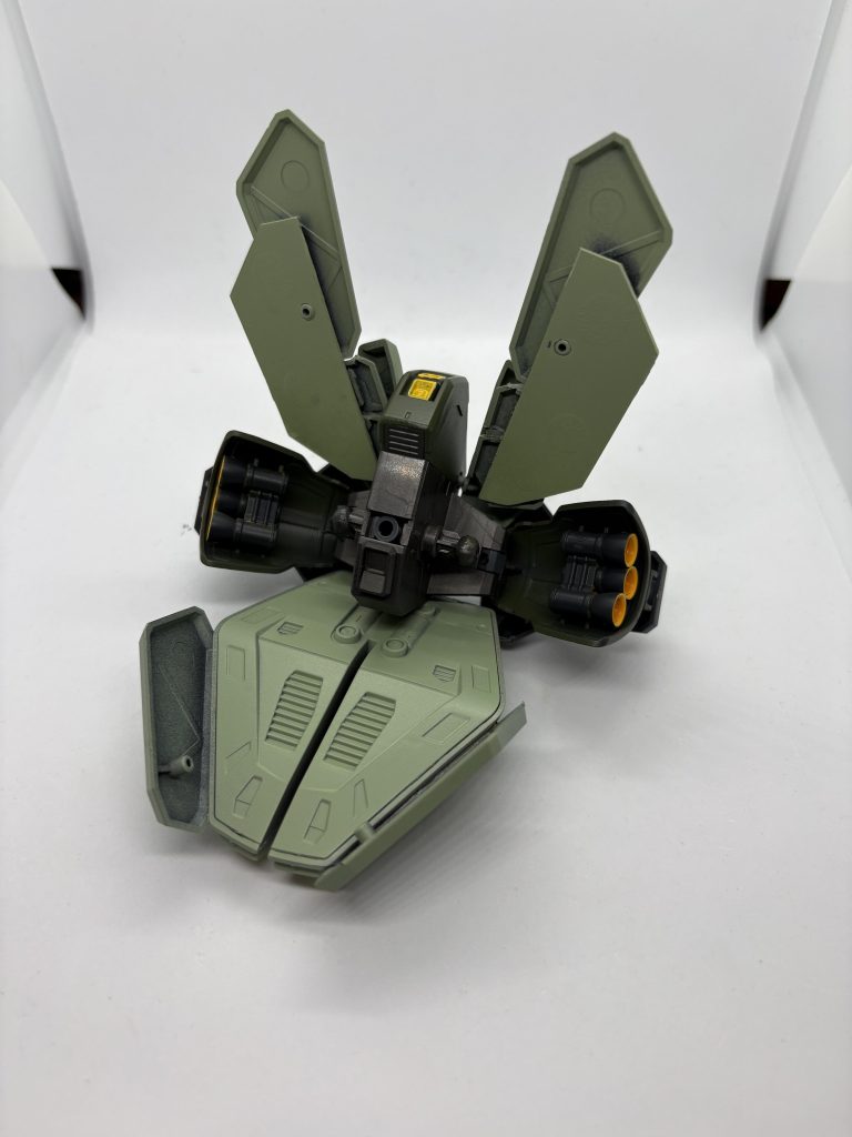 リアアーマーも大型化しています。こっちは接着しています。