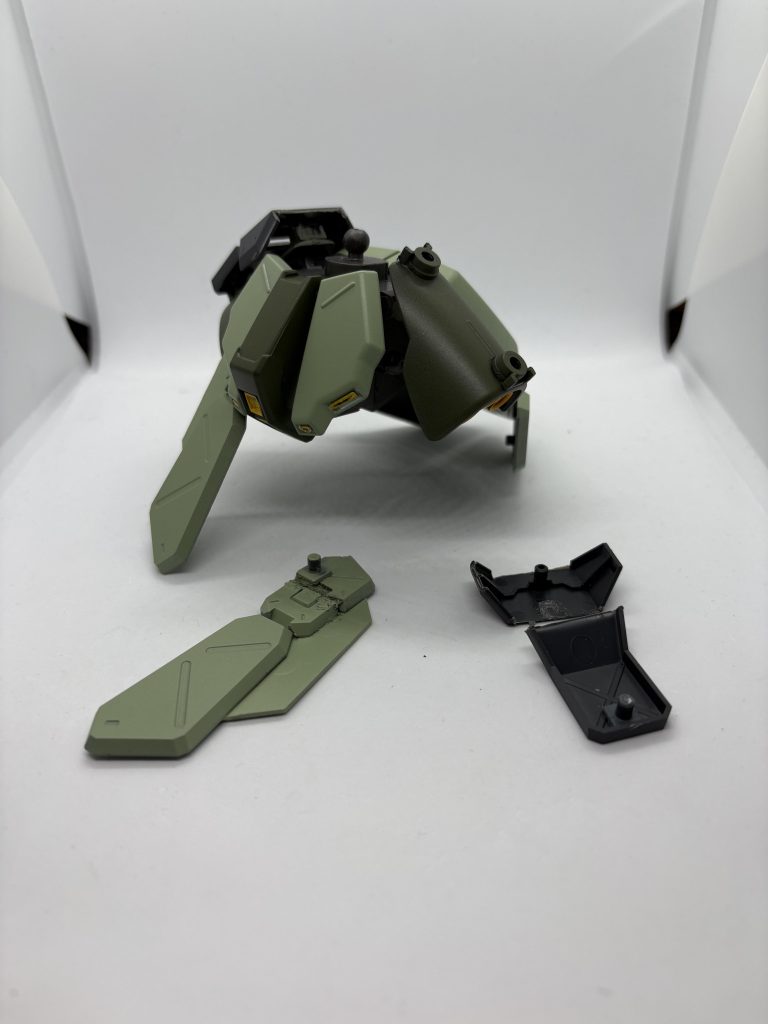 近藤版のようなスタイルに近づけたかったので、腰に増加アーマーを付けました。プラ板・境界戦機のキットで構成しています。