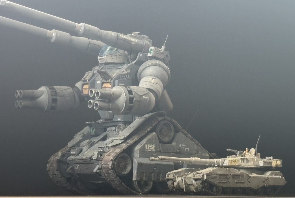 主砲は180ミリとか220ミリとか、いろんな説があるようです。ノギスで測ったスケールは360から400ミリぐらいです。口径も大きいので、列車砲のドーラ、グスタフみたいな雰囲気でデイテイールを足します。照準器、排煙装置、後挫機構をつけました。砲の基部には上下用に油圧シリンダをつくり可動にしました、、、って全くそれ見えないですね。あははは