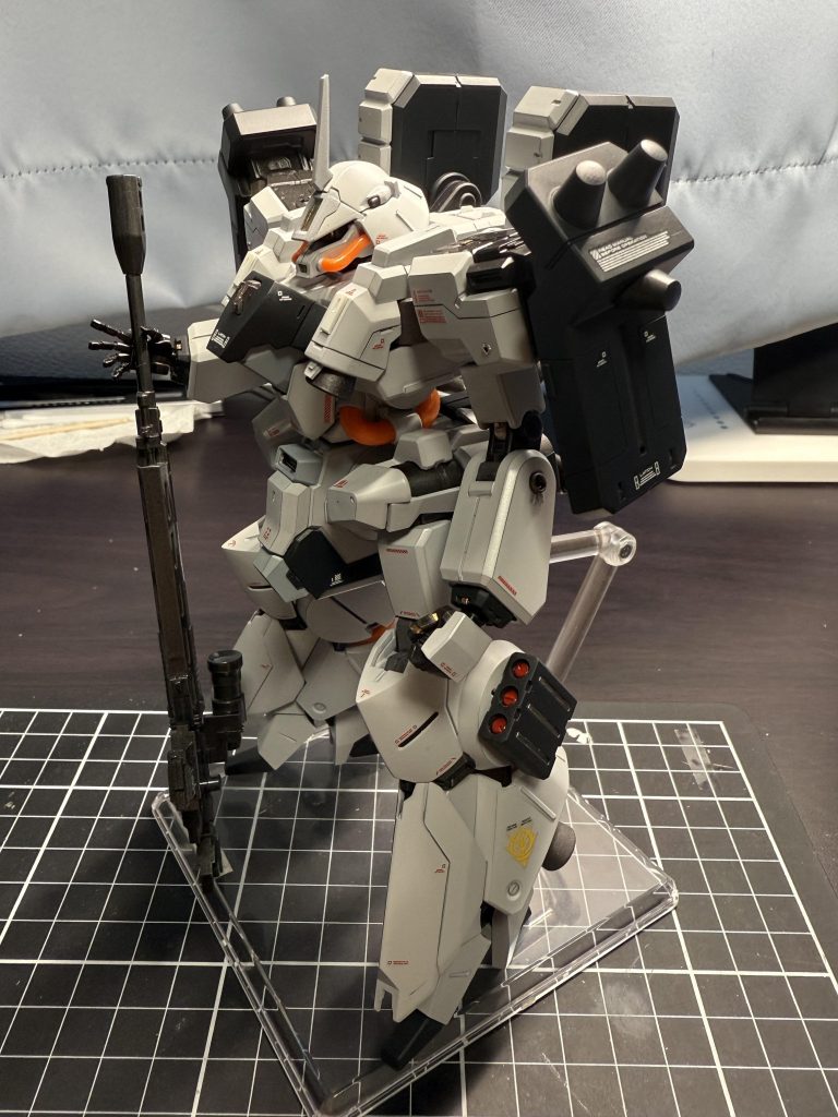 スジ彫りしたりプラ板貼ったり色々やりました。