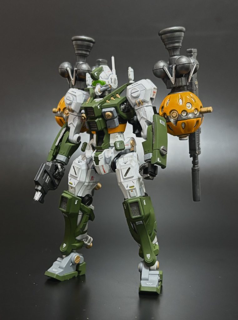 背中の武器は赤いガンダムのビットを使用しカスタムしています。