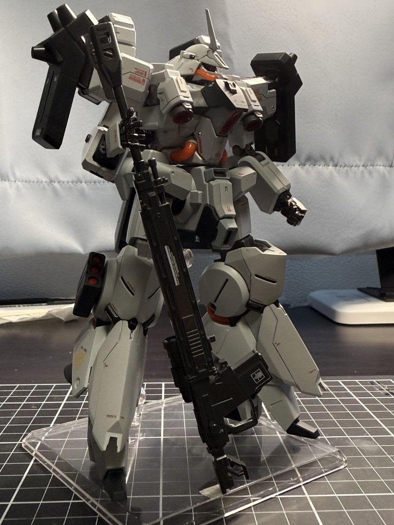 パーツの噛み合わせガチガチ、関節ガチガチで仮組みバラす時も苦労したし、塗装後の組立てでも何箇所も割れて、接着しながら組み立てたんで動かせません。