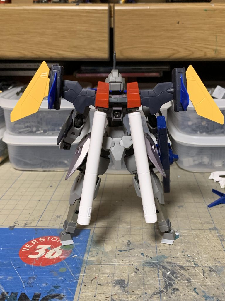 大口径砲はAGE-FXのダイダルバズーカを改造。バックパックはシナンジュのプロペラント基部に色々とパーツを接着してウィングに。