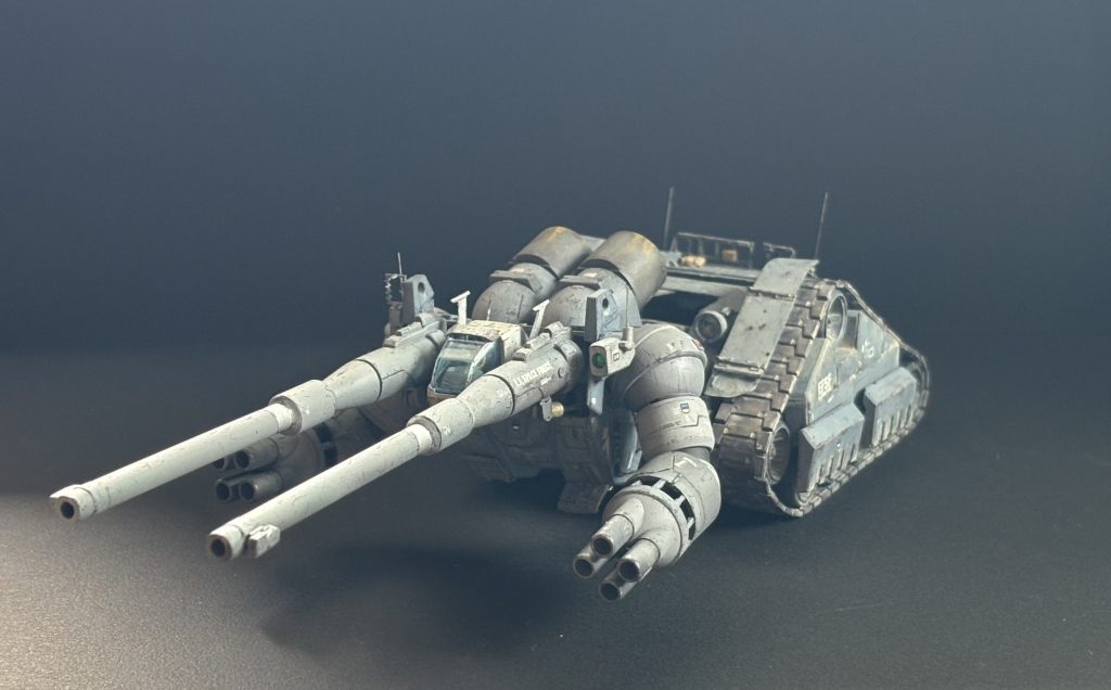 車体側面にはGMLRSやミサイルランチャーが付きます。腕にも攻撃のオプションパーツが付きます。それらは本体側に貼った鉄プレートへ、マグネットで留めます。