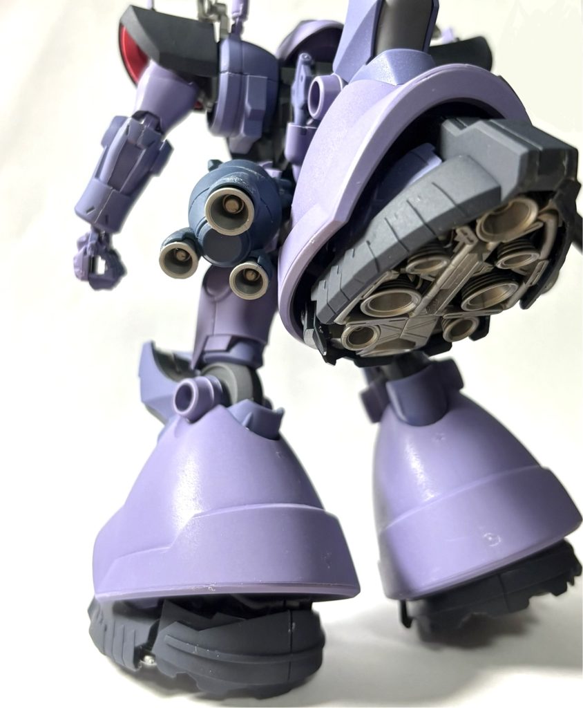 後ろにも足がついてるので自立が難しい。今後、バーニア内部を赤く塗っていこうかな！