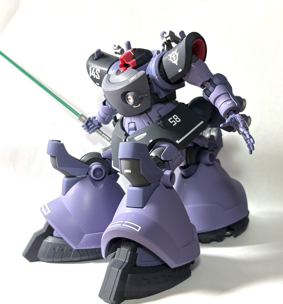 スカートの半円に足をはめると、3足歩行に！速そう。サーベルは緑色で2本付属してます♪