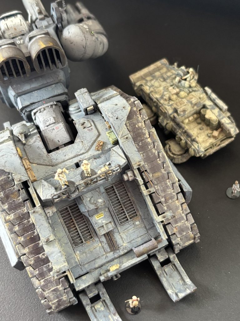 後部デッキに折り畳み式アウトリガー追加。乗員や整備員の動線を考え、搭乗用リフトをつけました。トレッドも左右で1センチ拡張しています。フェンダーは銅板で作ってダメージを付けてます。1/144なので1/35みたくやるとやりすぎになります。以前作ったホバートラックを横に置いて、オーバースケールにならないように気を付けました。