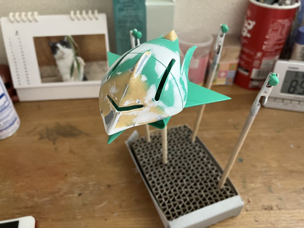 製作途中画像です。クチバシ部分の改造は、元キットの部分を切り落としてプラ板でフレームを作り、その上にエポパテを盛り付けて整形しました。表面処理はエポパテで。