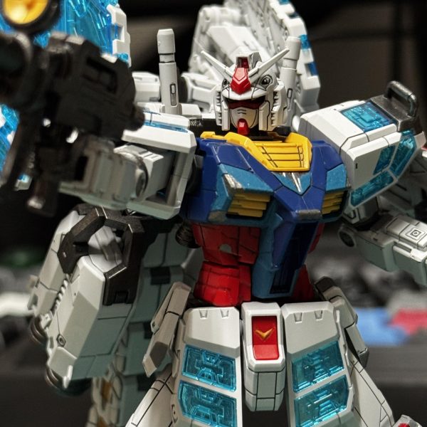 万博ガンダムを筆塗り部分塗装で制作中。パネルラインが多いので、前から思っていた「マイペットでシャバシャバにしたシタデルカラーで墨入れしたら水性ホビーカラーの上から拭き取れるのでは？」も実験してみました。結果は上々で、エナメルほど気持ちよく入ってはくれないものの、ある程度は毛細血管現象で入ってくれます。また、拭き取りは半乾きなら水に湿らせた綿棒でできます。乾いたあとならマイペット(1倍)を湿らせた綿棒で拭き取れました。水性ホビーカラーはちょっとマイペットで拭いたくらいでは塗膜が剥がれなさそうです。タンク？の金部分は面相筆で地道に…。あとはトップコートのみですが、うっかりメタリックシールもクリアパーツもつけてしまったので、どうしようか思案中です。グレー:水性ホビーカラー 艶消しグレーライトブルー: シタデルカラー サウザンドサンズブルー金: シタデルカラー リトリビュートアーマー黒、墨: シタデルカラー コルバスブラックフレーム: 水性ホビーカラー 焼鉄色ツインアイ: 水性ホビーカラー ジークアクスイエロー（5枚目）