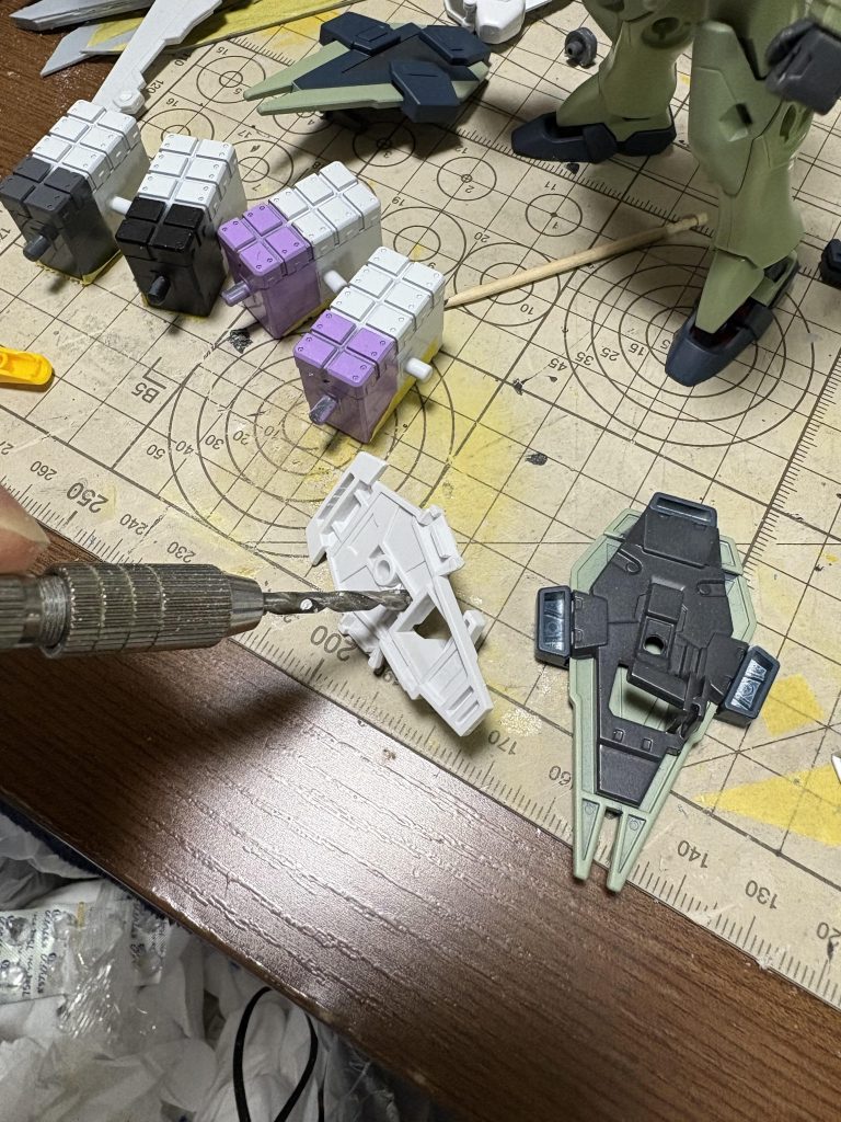 シールドにはピンバイスで3mm穴を開けています。