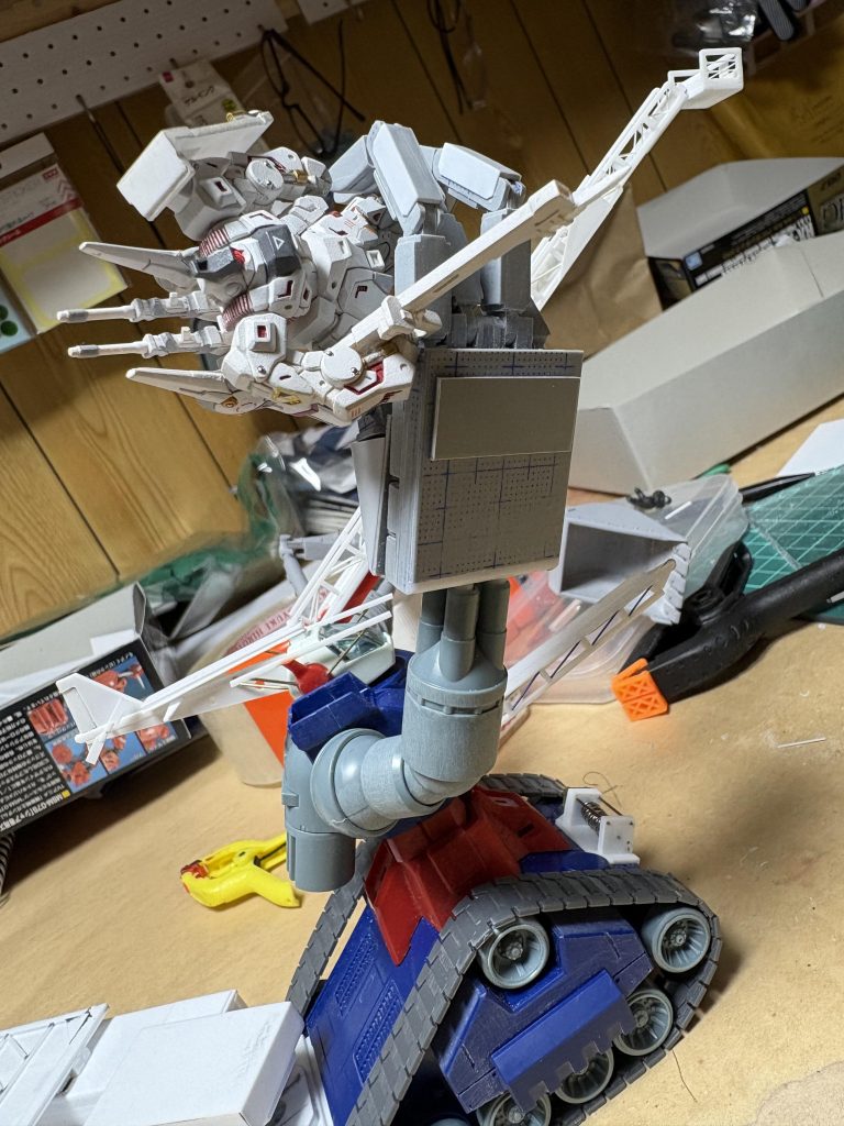 作品名：青春の握り拳　小橋建太です‼️<p>どうにか手になった(zaku-kao8) ますます自立が出来なくなったけど、トレーラーのおかげで立ってられます(zaku-kao8) サイズ感無視の手ですが、この大きな手で沢山の人の危機を救います(zaku-kao8)</p>

