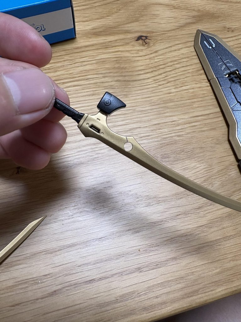 悲しいお知らせ。よく見てくださった方はお気づきかもしれませんが、割れました。片っぽだけ。強化サーベルなのに。