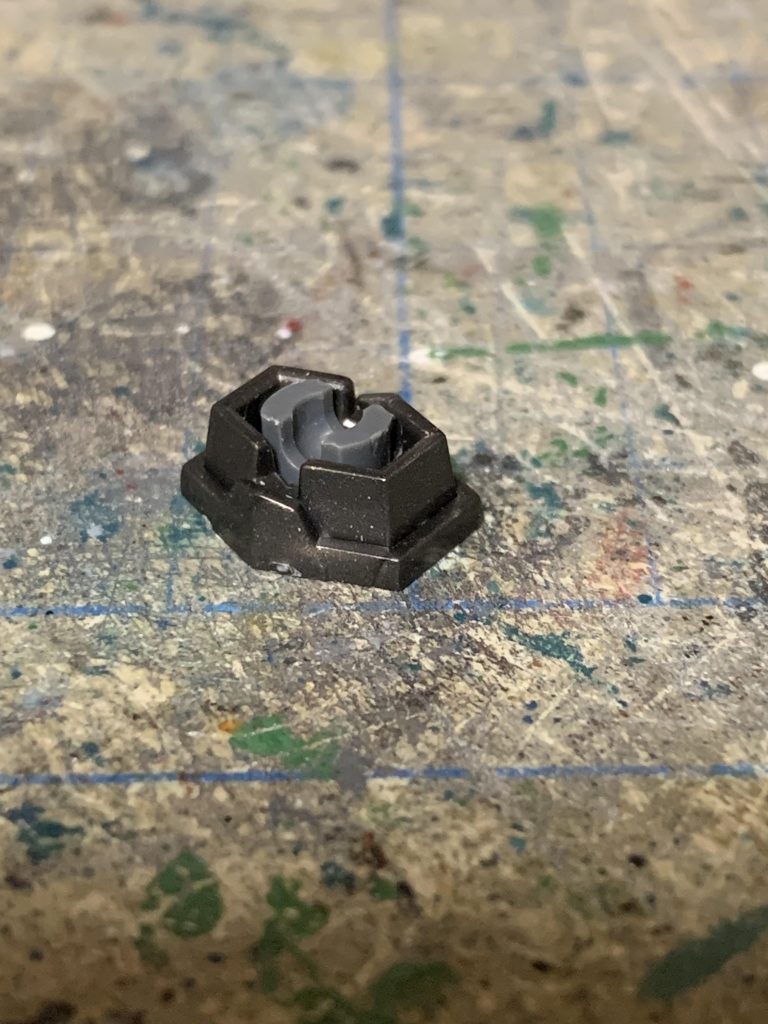 足は長細くなるようにして、つま先にビルダーズパーツのメガ粒子砲の六角形にジョイントを仕込んで使いました。これでもバランス取ればちゃんと自立してくれるのでびっくり。