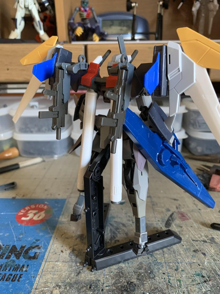 背面にガンマウントとサブマシンガンを装着。サブマシンガンはガンヴォルヴァのものをそのまま使用しています。