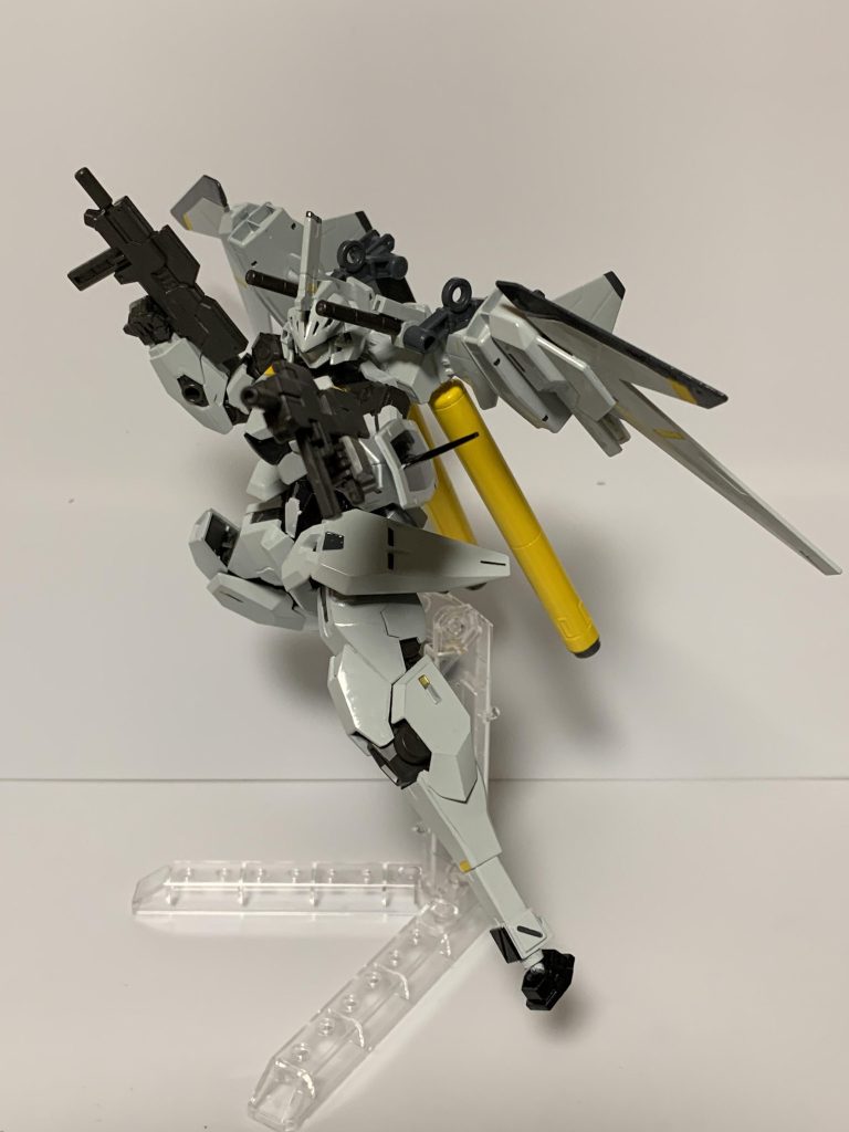 主兵装は右手の大口径砲、副兵装にサブマシンガンを二丁。オリジナルで戦術機風にガンマウントを装着しています。フルバーストも可能。