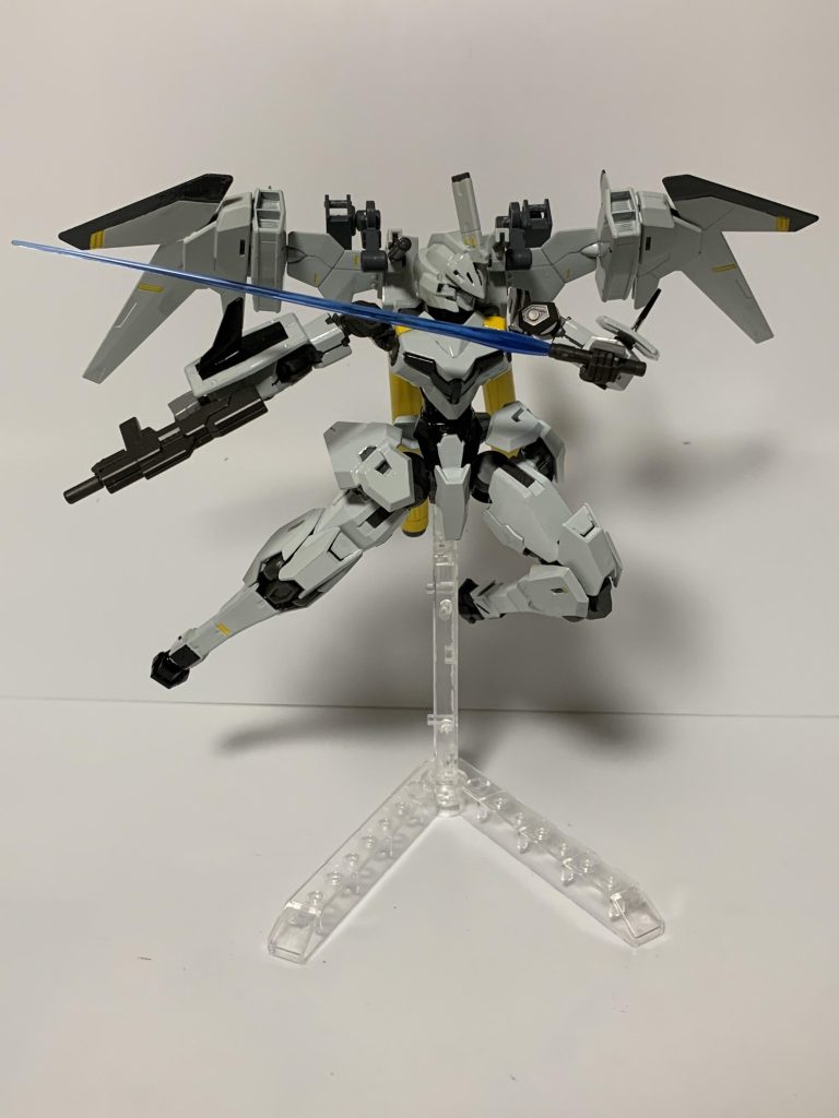 ビームサーベルはアーンヴァルではマウント部が上腕でしたが、こちらでは肩の上に変更。