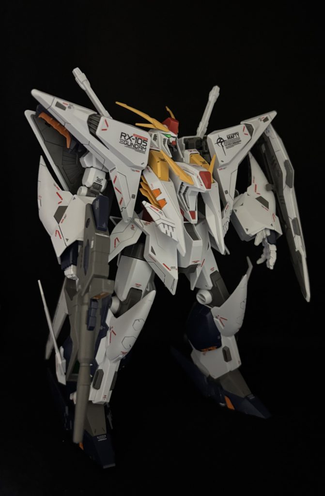 デカールは位置指定あるものから自分の判断で貼ったものから色々です。かなりの量だったので毎日少しずつ貼っていきました。部分塗装は顔と胸のグレーとオレンジ。