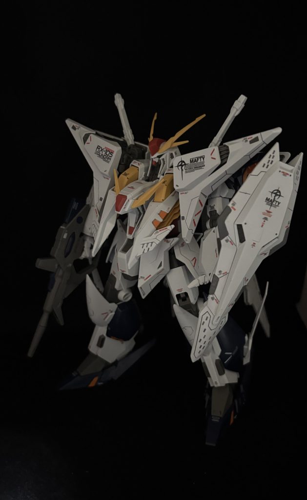 シールドのグレー系も部分塗装です。マフティーのマークで一気にかっこよくなります。いつもなら艶消し吹くところですがガンダム系はそのままの方が個人的に好きです