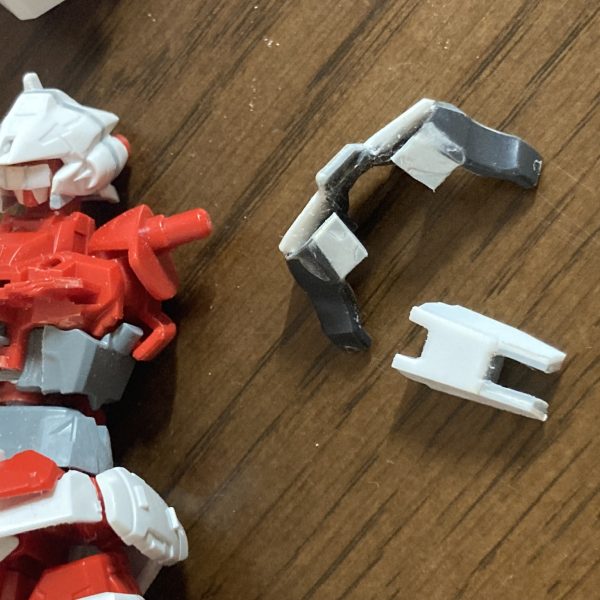 お久しぶりです。ぼんじんです。今回はhgアストレイをベースに、量産型モデルのジ、ジム.......ジムを作ります😅設定としては、ジャンク屋組合で半中古個体として販売されていたレイスタの後継機としてロウ•ギュール、ジャンク屋組合、オーブが協力し作られた。レイスタの欠点の一つであった、M1アストレイの中古個体のパーツを多く流用しているため、個体差が激しいとされていた。ロウのアストレイをM1アストレイやレイスタの美品パーツの使用し、一部再設計されたパーツを使用して作られた。生産拠点のオーブに機体と戦闘、実用データ提供することで多少、安価に製造できたと。と、妄想設定はここまでにしておきます！いったん!  （4枚目）