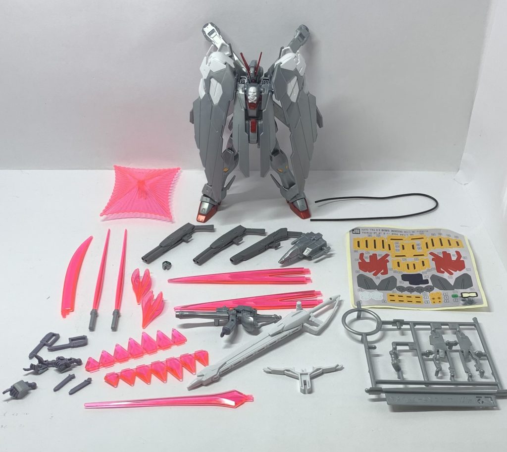 最後に付属品パーツ等「【プレミアムバンダイ限定】HGUCクロスボーンガンダムX1改」等に付属するアンカーパーツもあるのでかなりの武装があります。それに加えてエフェクトパーツもあるのでこれを組むだけでかなりの満足感があるガンプラです！ただしそのために管理がちょっとだけ大変なところがありますね……
