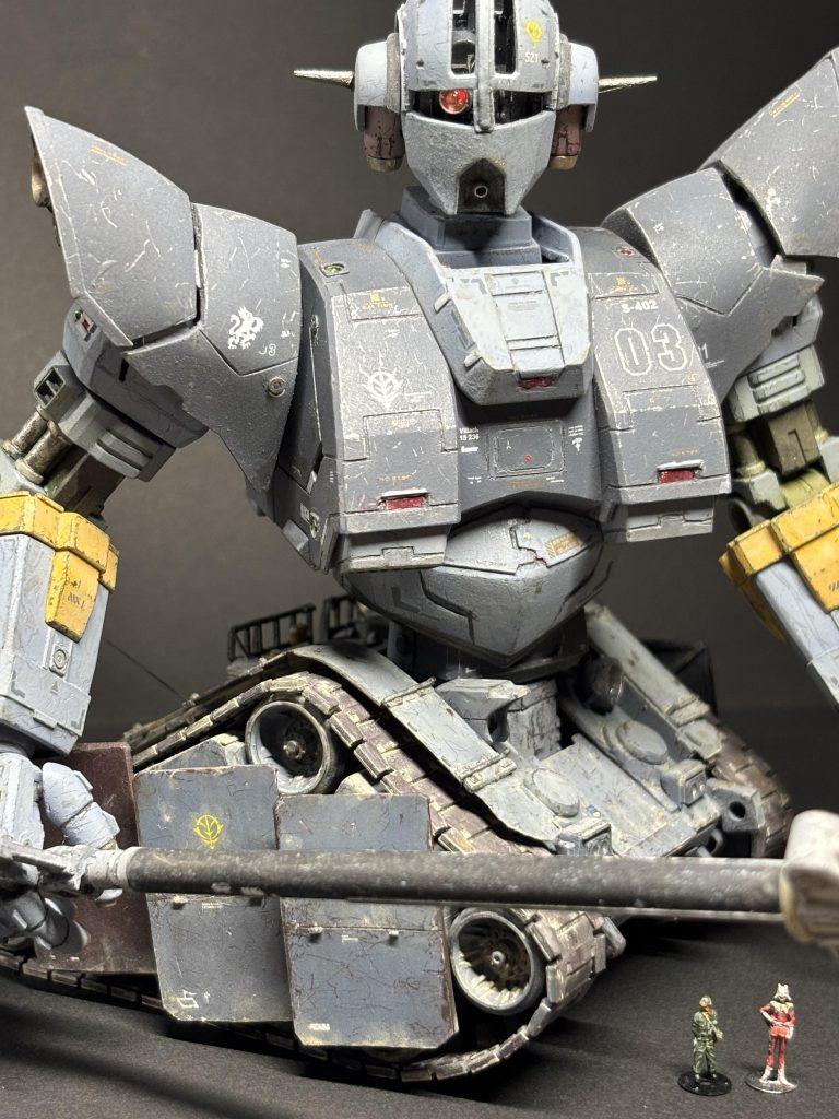 大佐「足はついてない、、、、、ことも無いか。」ザイドス技術大尉「なんでも、パリ~アフリカ・ラリーの専用ガンタンクを競技中に強奪したそうですぜ。」大佐「ならば、直ぐに足がつきそうだな。」上半身のジオングは宇宙兵器です。脳内妄想で空軍の制空迷彩にして汚し控えめです。一方で、下半身ガンタンクは正統派パンツアーグレイに派手な砂汚れ。それぞれを単体で仕上げてるので、マリアージュが心配でした。ウェザリングは違うものの、色味と挿し色で同一個体に見える範囲に収まりました。