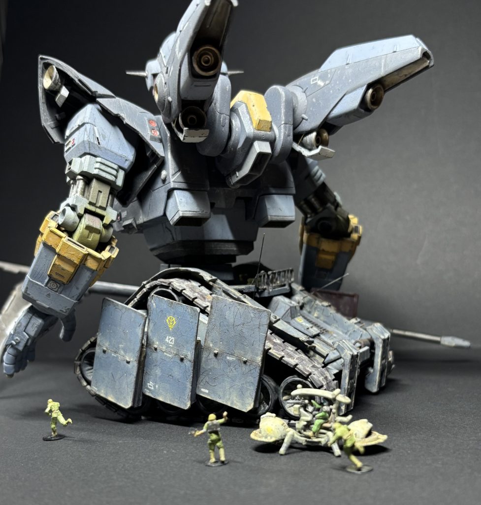 アフリカ戦線までたどり着いたイリア・ソラリ大尉が、宇宙から降ってきたカプセルを拾うと、中にはジオング3号機が入ってました。ガチャで言うSレアです。でも地上ではジオングは使えません。そんなところに、強化型ガンタンクの車体をゲットします。早速ドラえもん、違う、ザイドス技術大尉に頼んで、陸戦型ジオングへと魔改造してもらいました。