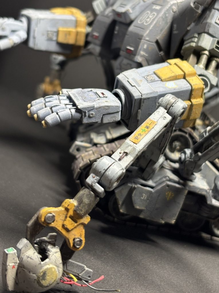 クロー部分のアップです。クローは油圧圧砕機などのジャンク重機から寄せ集め、って設定です。ヤポン建設の標語「安全❤️第一」がアームに貼ってあり、クローはGMの生首級ひっさげ、、ってブラックネタのつもりでしたが、うまく写真で表現出来ませんでした。ネタのオチを自分で説明するのは悲しいけど、これって戦争なのよね。