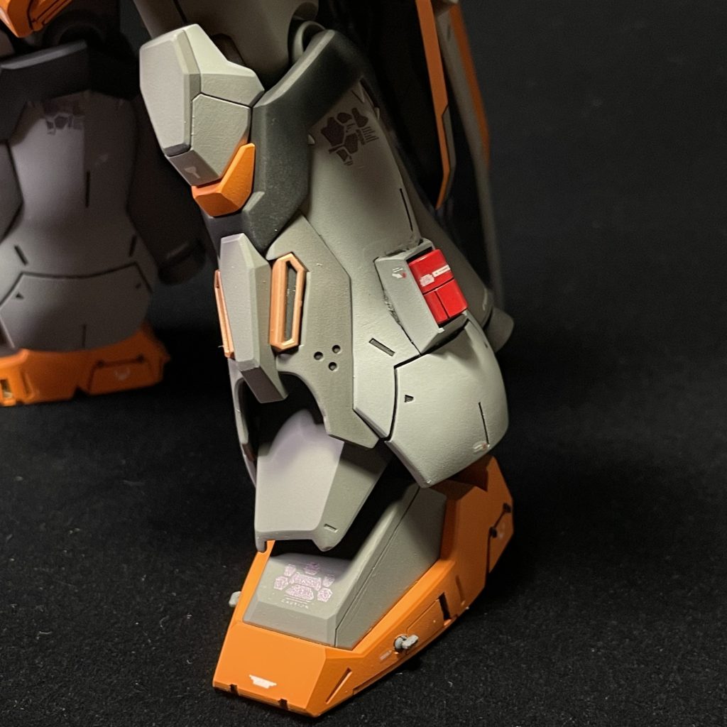 脚部の赤いヤツそうですこれ、実はサザビーとか、ヤクトドーガとかについてた…