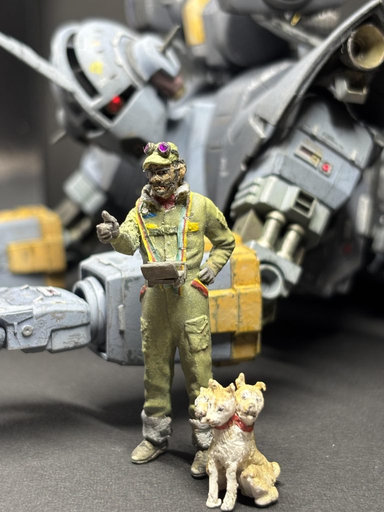 先生、ザイドス君がまた変なの作ってます!また君かザイドス。あとで職員室に来なさい。1/35でザイドス技術大尉ぽい人と、愛犬の芝犬オルトロス公。ともかくキメラフリークの設定です。エポパテで作って塗装し、仕上げにほぐしリード線でメガネを作ってあげました。溶接メガネの方じゃないですよ。