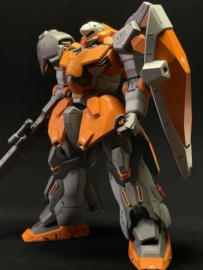 全身正面まずカラーリングについては、オレンジカラーで派手な機体にしました!まあテスト機ですからね!作中にハサウェイが着ている作業着(ツナギ)の色がオレンジ色だったからというわけではありませんよwプロポーション変更については、頭部を約5mm後方へ移動、腹部の前後スイング機構を利用して約3mm上方へ延長、腰部と胸部の接続部で約1mm上方へ延長の加工を施しています。