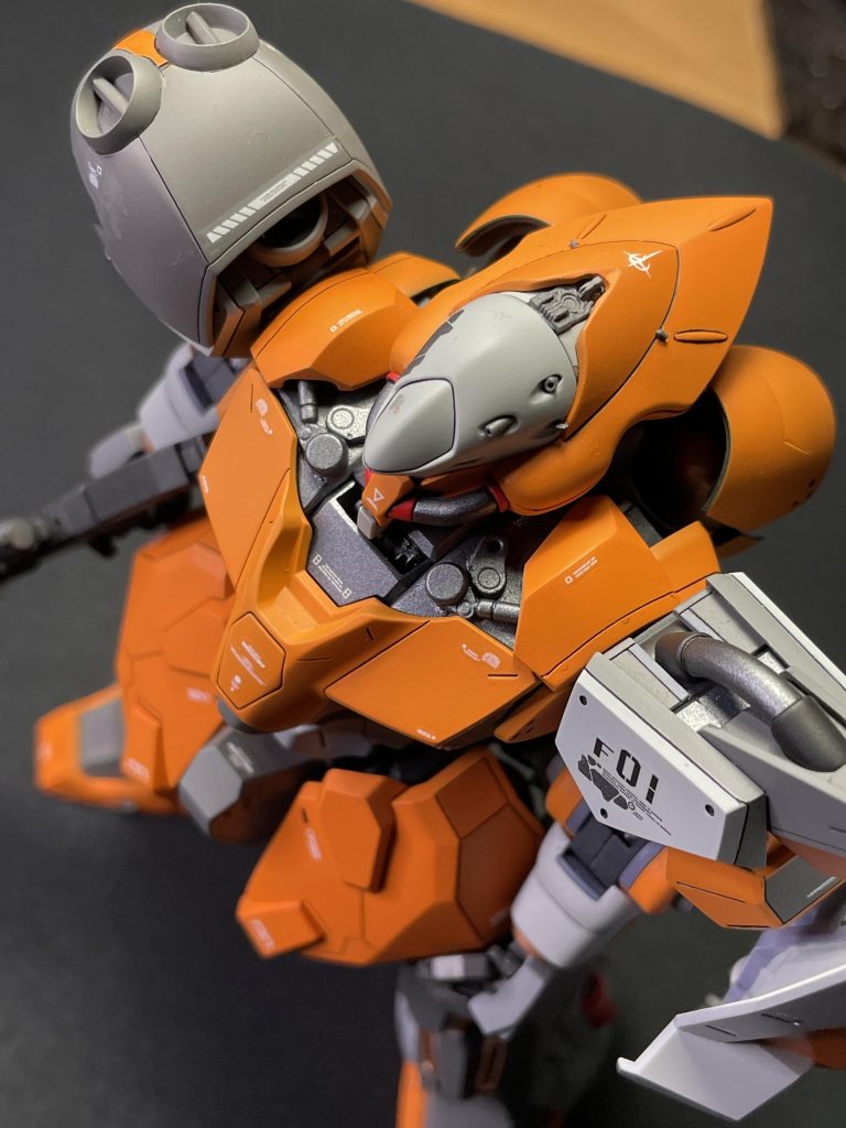 上方からの情報w頭部を中心にディテールアップを目指しましたXで投稿しましたが、人間でいう鎖骨に当たる部分には、アーティファクトのパーツを切り刻み貼付けてディテールアップ。なかなかいい感じになりました。頭部のバルカンについては諸説あるようですが、片側にしかない設定の方が、テスト機っぽくて良い感じがしたので、右側のみ埋めました。バルカンの砲塔はプラ棒を開孔して作ったものを埋め込みました。でも3門から2門に減らして、1門分は潰してます。テスト機ですからね😏頭部を後方へ移動させたことにより顎を引くこともでき、全体的にバランスが整ったと思います。キットのままだとずんぐり感が強かったのでやってよかった改造ポイントの一つになります。