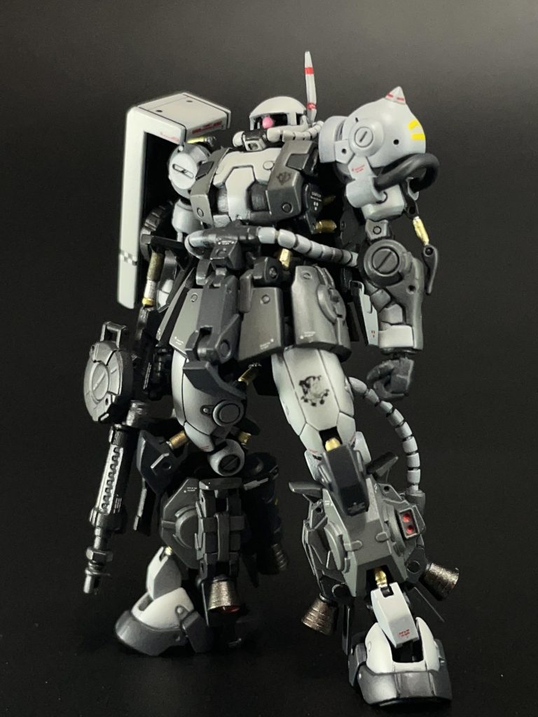 グレー4色の塩梅にか悩みましたが、まずまず狙いどおりに落ち着きました。右肩にあるエンブレムは左モモに。