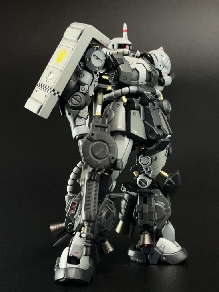 エンブレムとチェッカー柄、ジオンマークは自作で、あとは市販デカールを使いました。