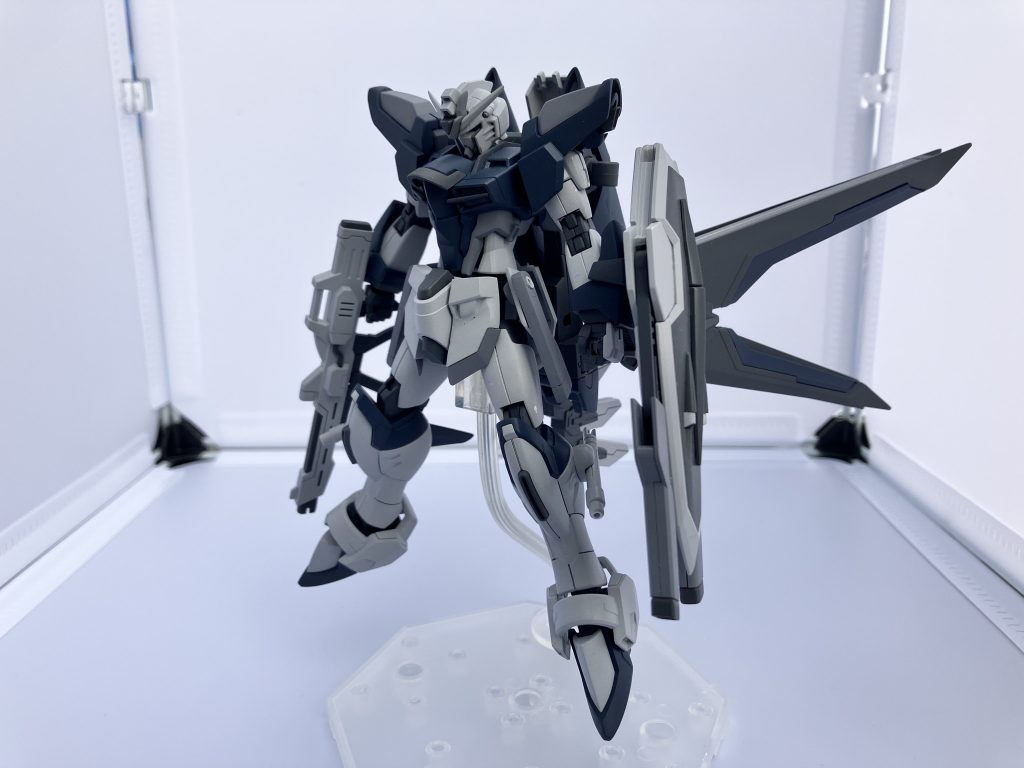 本体は素体から尖った部分を削りオーソドックスな感じに。腰横のパーツはレールガンの後ろのパーツを前に持ってきてバッテリーに見立てました。プラモもSDGs！