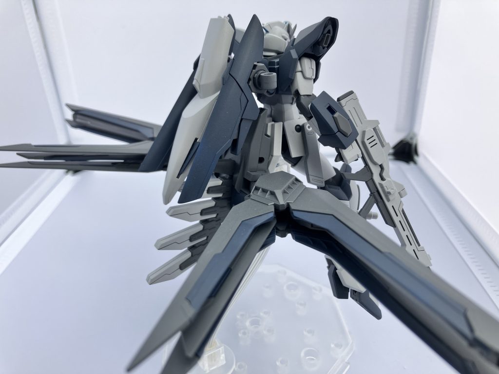 背面。当初主張が強い羽を使わない予定でしたが、他の機体にも持て余すしちょうどOPパーツが手に入ったので形にしました。羽の軸径が3mmではないですが、30MMの径が異なる軸受けがここで役に立つとは！