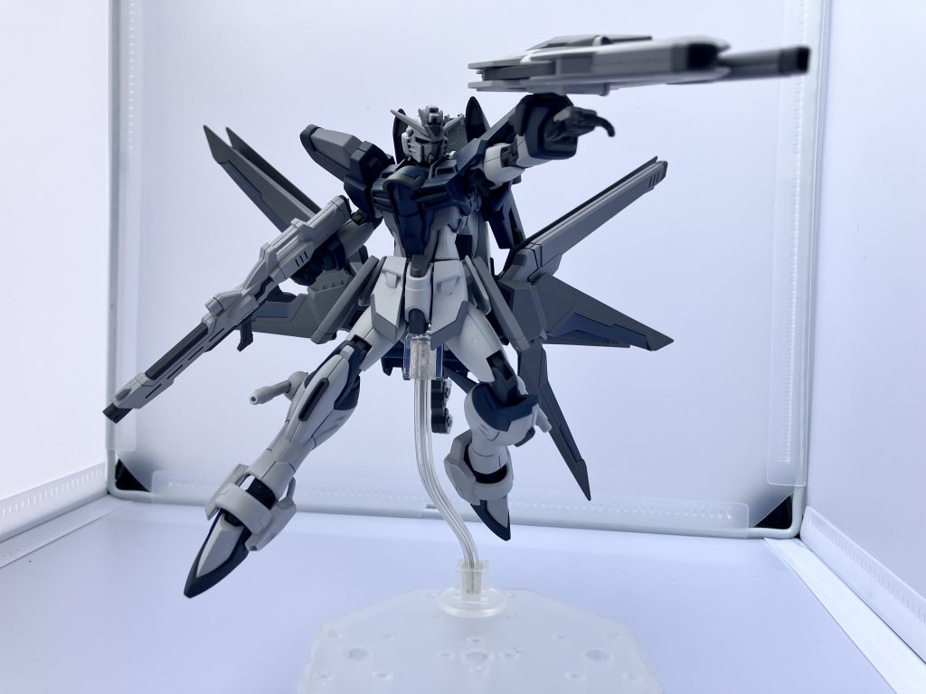 ヴァイパー3搭載型シールド。機体自体の軽量化とバッテリー消耗を抑えるためシールドに武装をまとめたもの。上部先端のビーム刃発生機能は残しており、ドラグーン機能はオミットしたもののまっすぐ飛ばすことはできる。