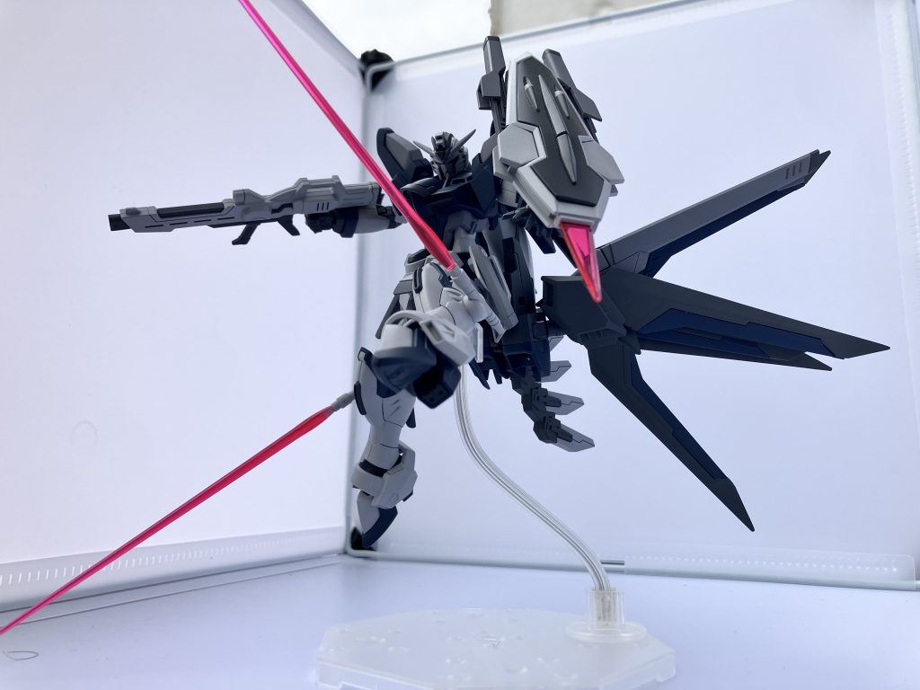 空中戦が多いことからふくらはぎ部に移設されたサーベル。イモータルジャスティスのデータを基に、持たずに発振できる機能を追加したことで咄嗟の接近戦や足技もできるようになった。