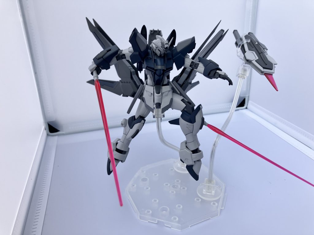 以下ポージング。素体が良いので動かしていて楽しいです。