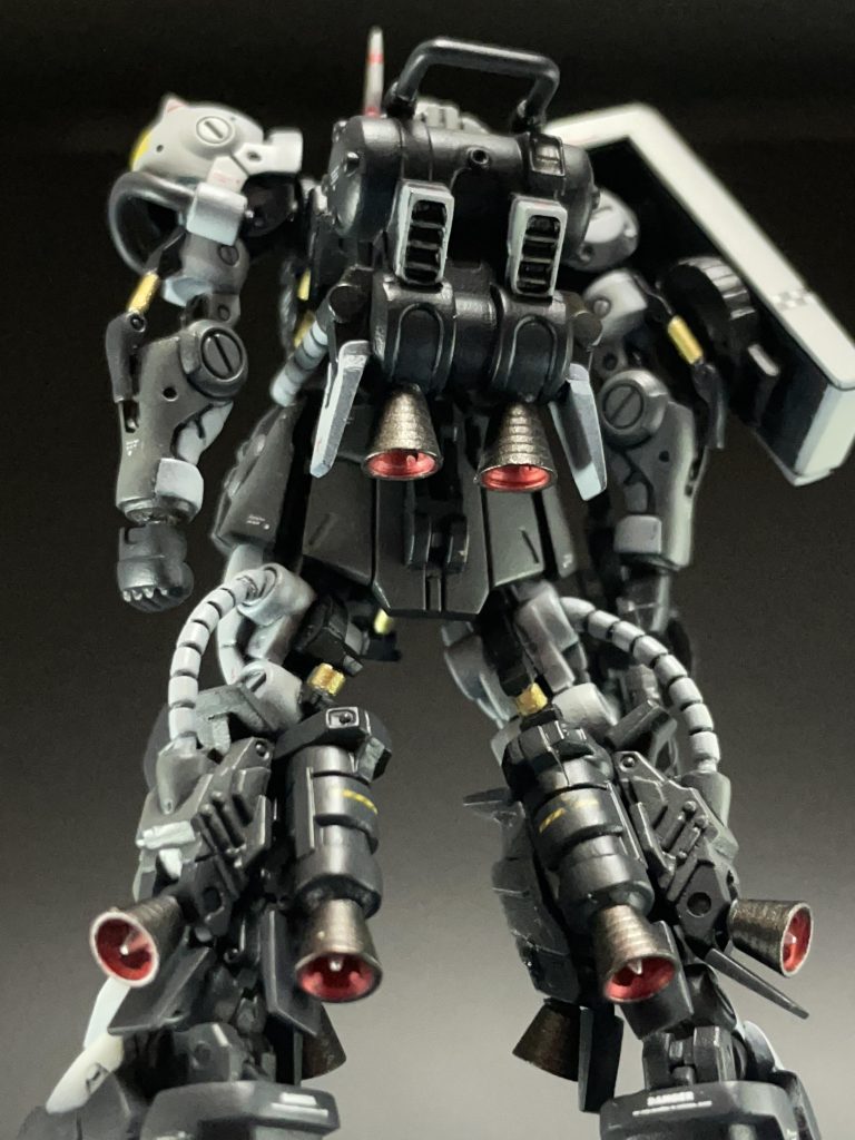 バーニアは市販モノを加工。バックパックの遮熱板(?)も取付部分が一体になってたので、くり抜いたり薄く削ったりしてます。