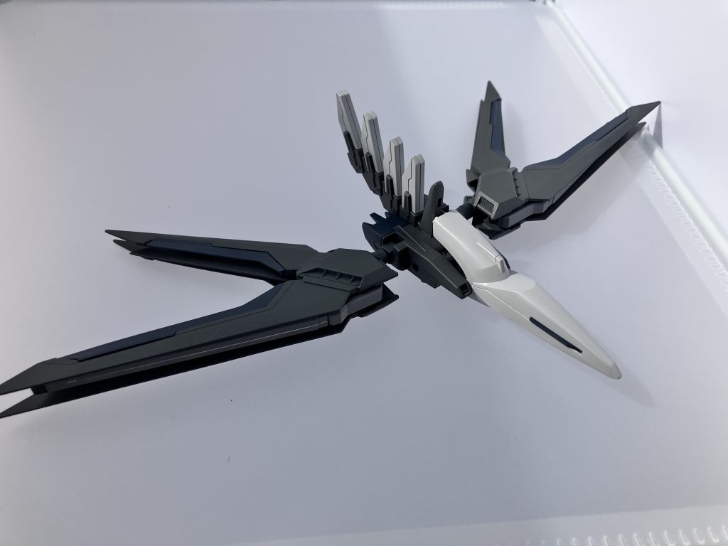 フリーダムストライカー零式。機体自体の汎用性向上とバッテリー問題解消のため、腰部へのストライカーシステムが採用された。開発時間短縮のため既製品を組み合わせている。